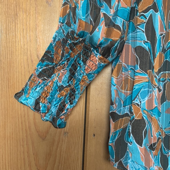 NWOT Modern Leaf Patterned Blouse - Picture 2 of 8